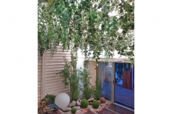 129 dekoracije veštačkim lozicama.